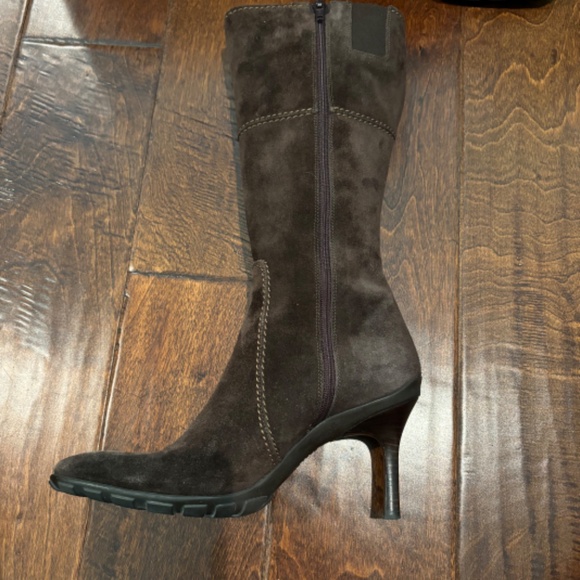 ANNE KLEIN MADE IN ITALY CHOCOLATE SUEDE BOOTS - Picture 5 of 5